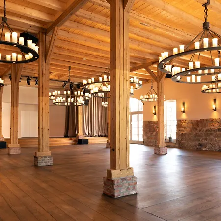 Brunnenhaus Schloss Landau Hotel